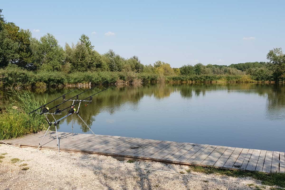 Nemesnádudvari tőzeges tó csendes horgászhelye stéggel